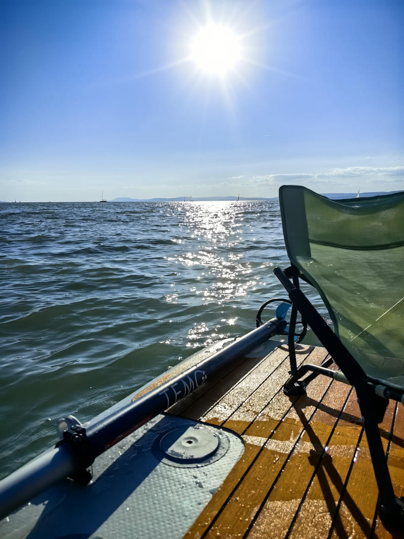Kempingszék a platformon a napfénnyel és a Balatonnal