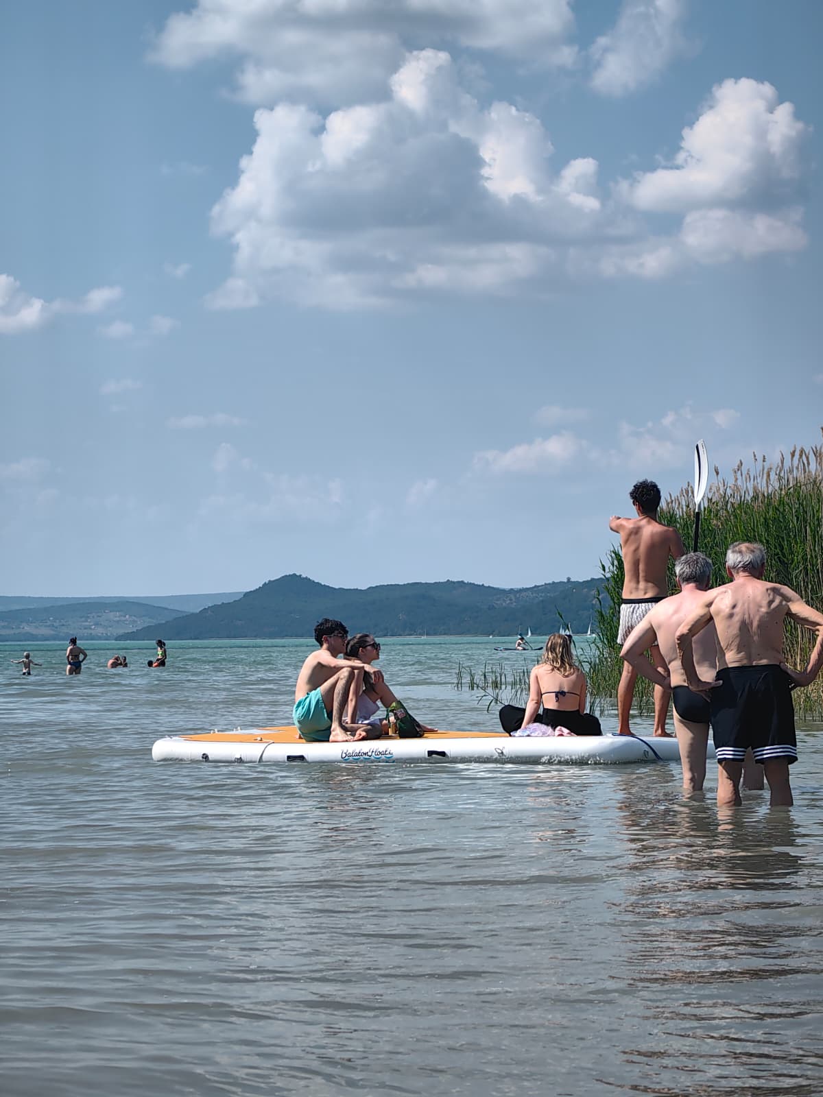 Pár BalatonFloat napozószigeten a Balatonon