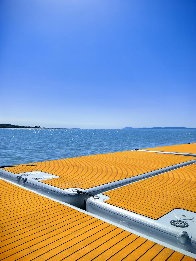 yourFLOAT platform Teak-EVA burkolata kék éggel