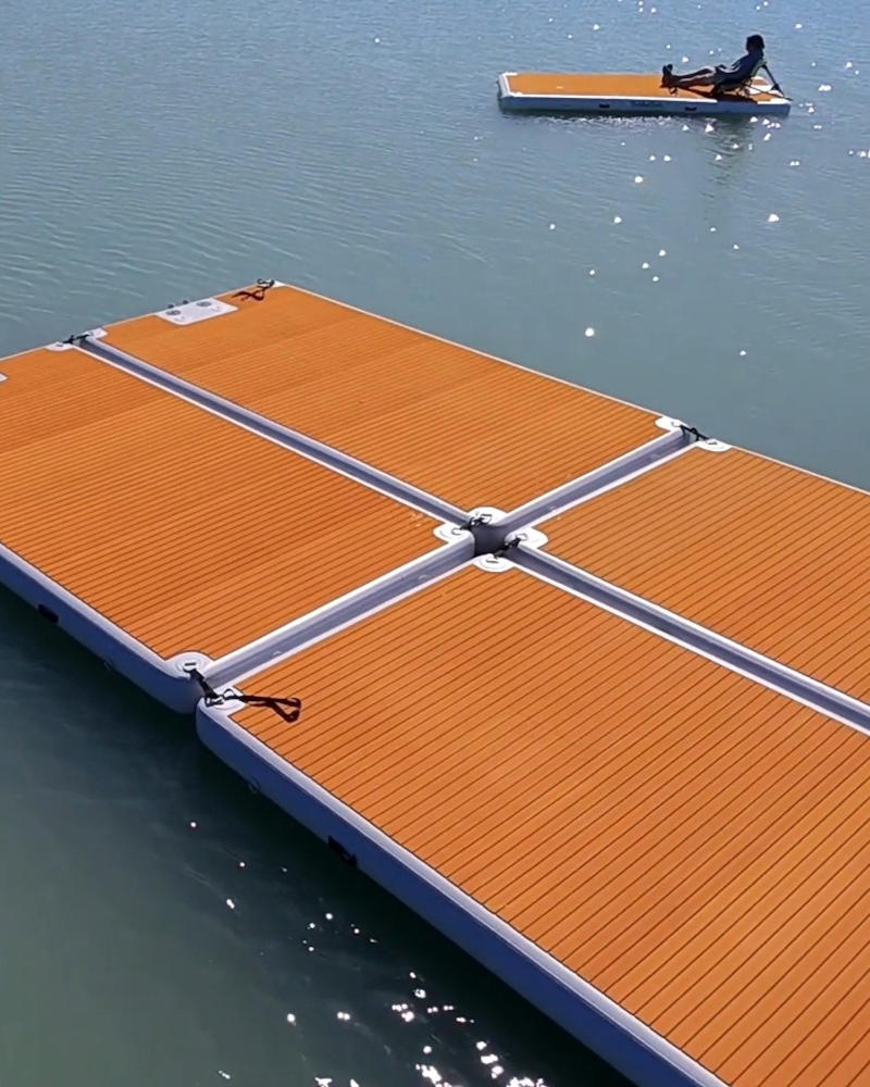 Drónfelvétel két úszóplatformról a Balatonon