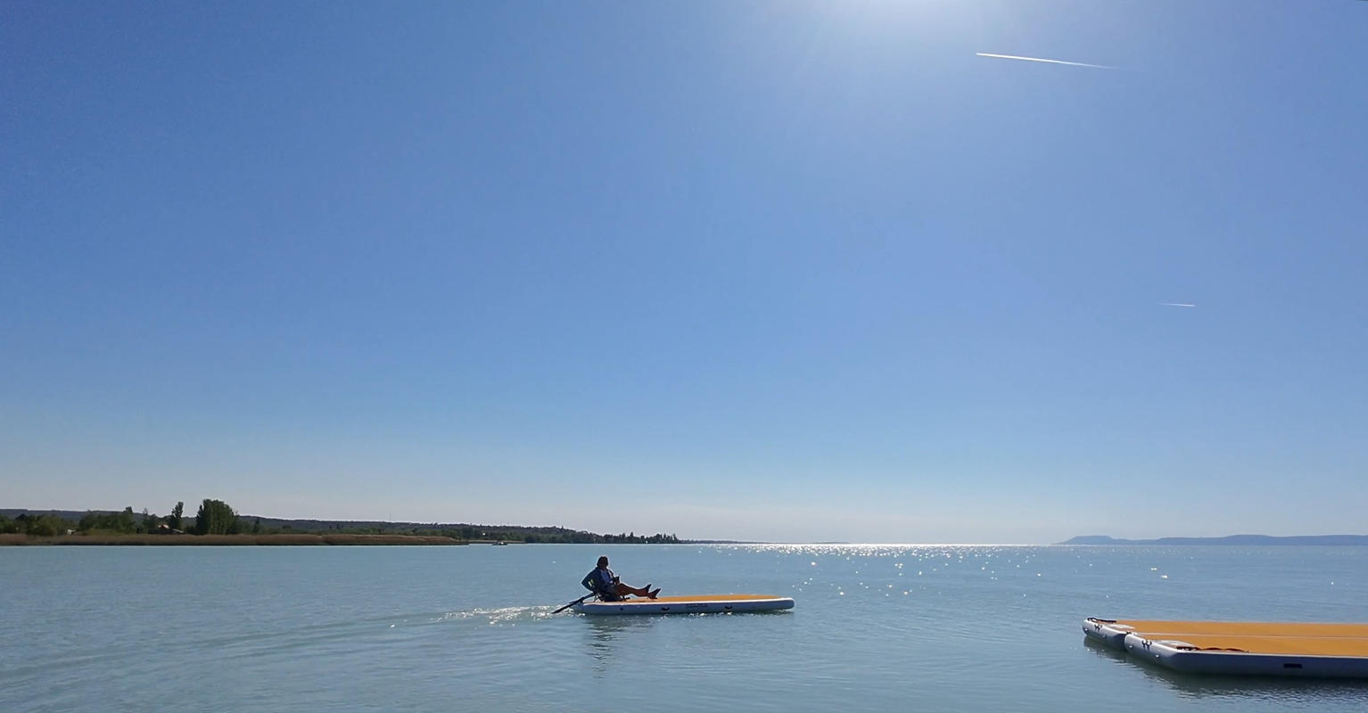 Panorámakép a Balatonról úszóplatformmal
