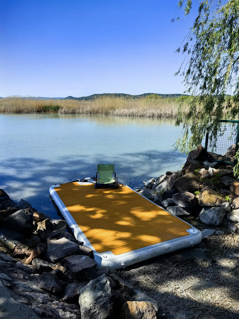 yourFLOAT platform a Balaton partján nádassal és hegyekkel